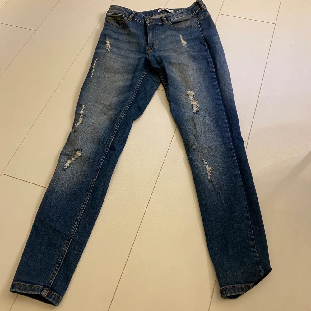 Säljer nu dessa jeans ifrån jac queline, i stolek w/28 och L/32, sitter jättefint på och superfint material, säljer för 100kr+frakt inga fläckar eller hål som inte ska vara där, kom privat för mer info (pris kan diskuteras)🫶🏻🫶🏻🫶🏻. Jeans & Byxor.