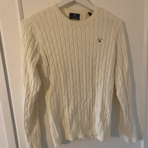 Gant tröja - Vit kabelstickad gant tröja i bra skick☺️☺️