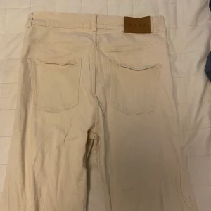 WERA JEANS - Beiga jeans från Wera! Storlek 42 men skulle påstå att de är mer som M. Ganska långa, jag är 1.73 och de har super fin längd på mig! 