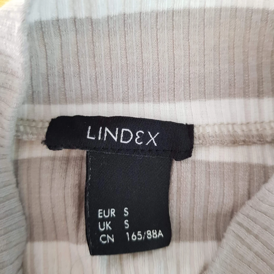 Grå randig top - 91