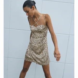 Klämning - Snygg klänning ifrån zara! Helt oanvänd med lappen kvqr