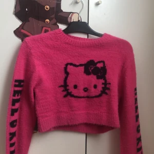 Hello kitty tröja - En rosa lurvig hello Kitty tröja. Ganska kort 