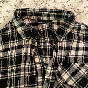 flanellskjorta! - rutig svartvit skjorta från asos! köpt för ungefär ett år sen, sparsamt använd så den är i toppskick