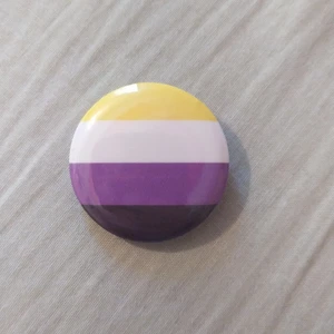 Ickebinär pin - Skicket är utmärkt, haft den i npn månad men jag är inte ickebinär längre. Köparen betalar frakt