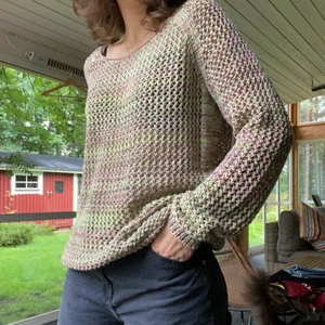 STICKAD TRÖJA - Säljer min stickade tröja då den aldrig kommer till användning. Den är i bra skick