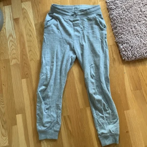 Mjukisbyxor - Mina gråa assköna mjukisbyxor är nu till salu då de blivit för små för mig!