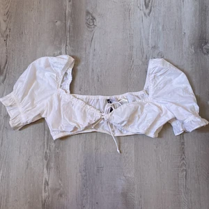 H&M top strl M - Oanvänd top från hm, inköpt förra sommaren. Köparen står för frakten.