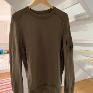 CP company Knit shirt - Plagget är använt fåtal gånger och besitter ett bra skick.  Skicket skulle jag säga är 7/10  Storlek på plagget är 50 vilket motsvarar M Pris går att diskutera vid en smidig affär.
