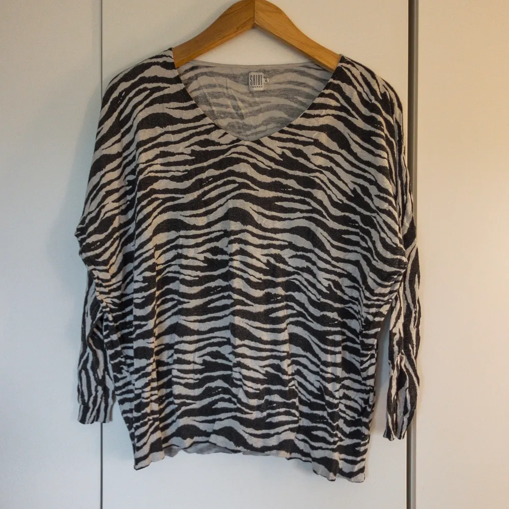 Långärmad tröja med zebra tryck, använt skick fast bra kvalitet!🥰 Storlek: Xl fast passform som M med stretchigt tyg . Tröjor & Koftor.