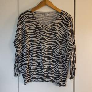 Långärmad tröja med zebra tryck, använt skick fast bra kvalitet!🥰 Storlek: Xl fast passform som M med stretchigt tyg 