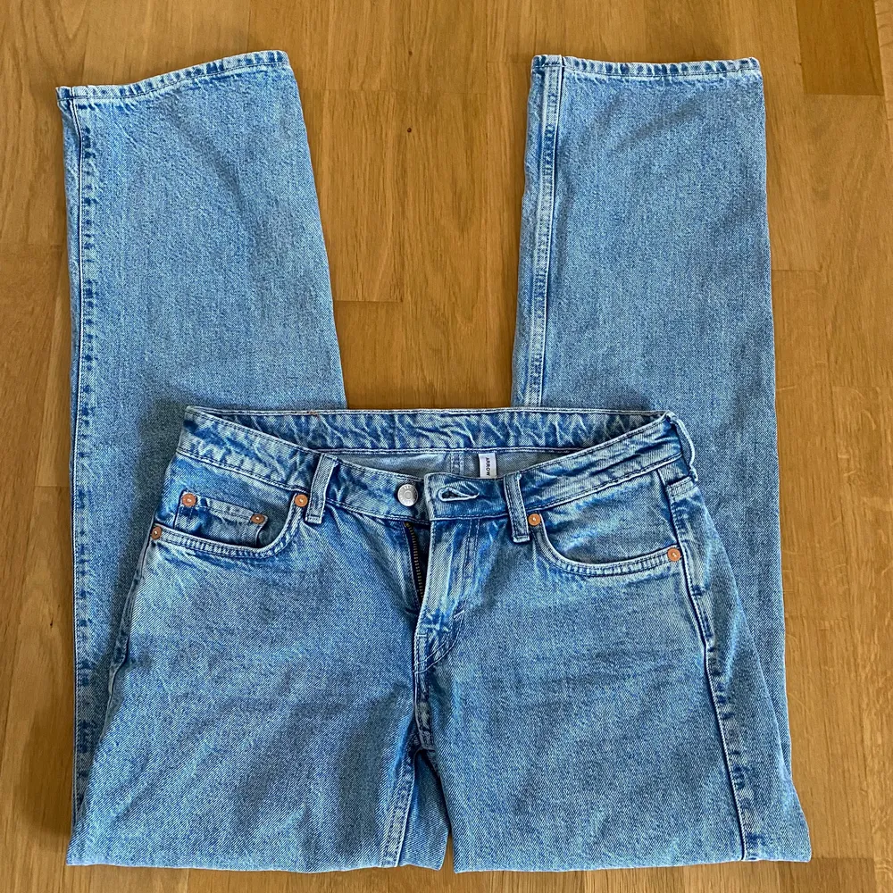 Ett par low waisted jeans från weekday. Använda fåtal gånger och är som nya. W25 L32 köparen står för eventuell frakt, frakten ingår inte i priset. Köpta för 500 kr. Jeans & Byxor.