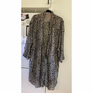 Kaftan / klänning, leopard - Leopardklänning/Kaftan från Part Two Copenhagen. Stlk 44 men passar allt från S-L beroende på hur man vill att den ska sitta ☺️ Långärmad, tunn, jätteskön att tex ha på stranden över badkläder. Knäpps med en liten knapp strax under brösten.  