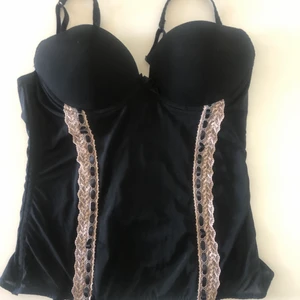 Korsett topp  - Passar s-m  Säljs pga för stor på mig vid bysten Hör av er för eventuellt andra frågor samt mått.  Pris kan diskuteras 🥰🥰