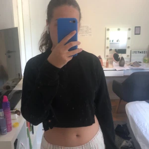 Svart tröja - Hej, säljer en svart tröja som är superfin och skön. Tröjan är lite klippt i botten. 