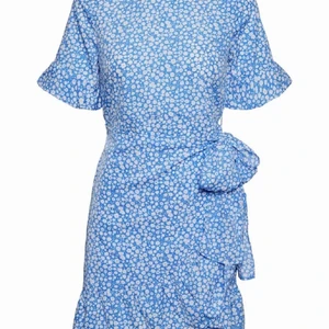Blå klänning, vero Moda  - säljer denna snygga klänningen då den ej kmr till användning, använd endast 2ggr! Köpt för 399kr💞 skriv för funderingar eller bilder. 