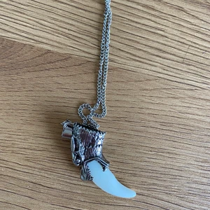 halsband - jättefint halsband som jag aldrig använt då det ej är min stil☺️frakt ligger på 12kr