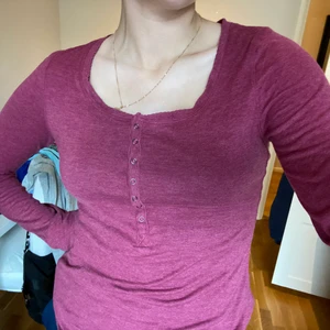 Röd/lila tröja med knappar - Röd/lila tröja med knappar från sellpy. Frakt ingår i priset