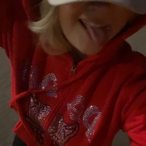 Rhinestone hoodie  - Säljer min jättefina Paaw hoodie. Använd ett få tal gånger, väldigt fint skick och alla stenar sitter kvar. Kom privat för fler bilder, kan diskutera pris vid snabb affär 💖