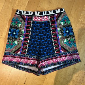 Mönstrade bomulls shorts - Super sköna stretchiga shorts i fina färger. Jag har sytt in sidors så att de är tighta i midjan men detta går att sprätta upp om man så vill! Mycket bra skick!