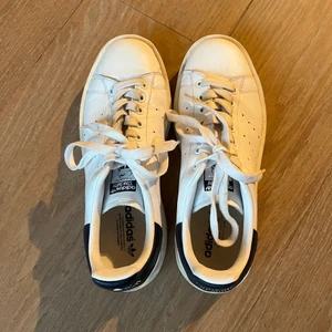Stan Smith Adidas sneakers - Supersköna sneakers från Adidas med Stan Smith i storlek 38 2/3!💛💛