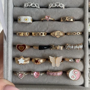 fina ringar - Säljer ringar ❤️‍🔥❤️‍🔥 1 för 25, 2 för 45, 3 för 60 kr + frakt 18. Storlek 1.7-1.9 cm i diameter, vissa även justerbara Finns ca 3 på lager av varje sort,  SKRIV VID INTRESSE <3