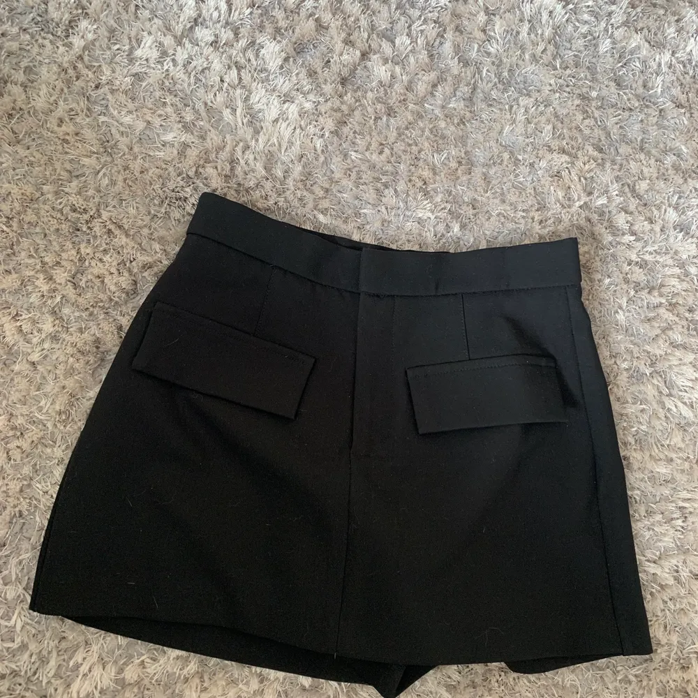 Zara kjol med inbyggda shorts som är i mycket bra skick💓💓 detaljer där fram på kjolen som ser ut som två fickor💓. Kjolar.