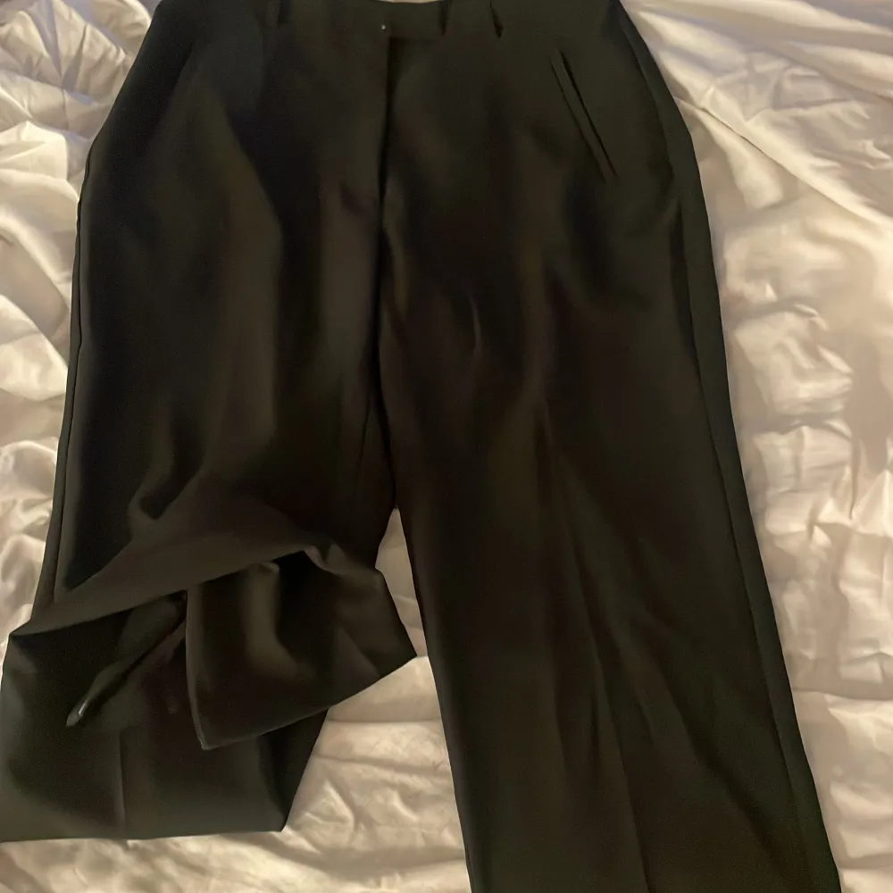 Svarta kostymbyxor, strl 40, högmidjade(100kr+49kr frakt)💋. Jeans & Byxor.