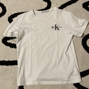 Calvinklein  - Säljer den för den är för lite  Den är i storlek 152 Skriv för mer info