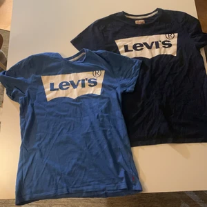 Levis t-shirt - Säljer 2 Levis tröjor för 100kr. Strlk 14-15 år.