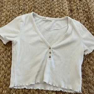 Croppad topp - Vit croppad topp från pull and bear 🐻 med knappdetalj.