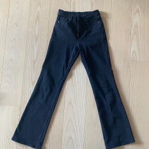 Bootcut svarta jeans - Nyskick, oanvända. Midjemått 77cm, innerbenslängd 80cm. Priset kan diskuteras. Kan mötas upp i Stockholm eller posta. (Det står midwaist på byxorna med skulle säga att de är lite mer midwaist)