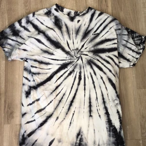 Levis tshirt - Stor Levis tshirt❤️Den är i s, men jag skulle säga L. Köpt för 500, säljer för 200❤️Inte använd mycket❤️Skönt material 