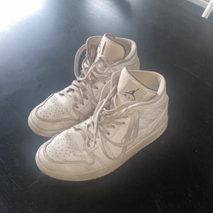 Helvita jordans - ÄKTA!!! Väldigt använda, köp i vintras för ca 1300kr på zalando. Säljer för 400kr + frakt (priset kan sänkas)