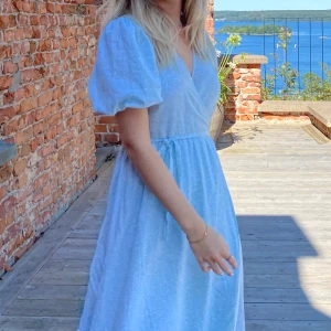 & other stories klänning - Säljer min drömmiga klänning från & other stories som inte kommit till användning. Från förra årets sommarkollektion, använd 1-2 gånger som max! Finns kvar så länge annonsen finns kvar! Köpare står för frakt💌