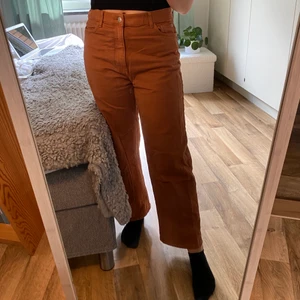 Bruna jeans - Bruna byxor från Lindex - modell: hanna 💓 storlek 40, jag är M. Perfekt för hösten<333