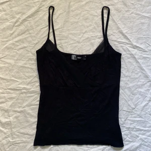 topp från only med mesh  - linne med mesh kanter från only. se bild 2 och 3 för tydligare bild. Strl S på lapp men passar mindre storlekar också. Köparen står för frakt. 💕