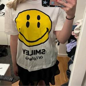 Tshirt  - !LÄGGER UPP IGEN! Säljer denna feta tröja från zara, köpt förra våren och aldrig använd och lappen kvar. Lik Ganni tröjorna, jättefin till t.ex en svart volangkjol. Köparen står för frakten💕