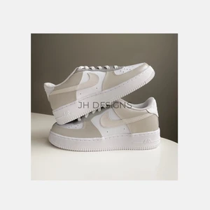 Nike Air Force 1 - Jag skapar custom sneakers i valfri design! Gå in på min sida för att se mer av mitt arbete. Varmt välkomna! 😊