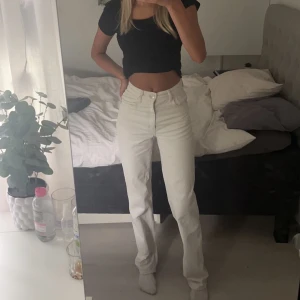 Beigea jeans  - Jätte fina jeans som bara är använda någon gång. Säljer pga att jag gillar lite mer lågmidjat. Är till och med ganska långa på mig som är 173 cm ungefär. Köpt för 399 kr på zara🤍