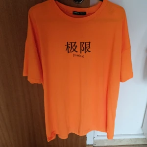 Shein - Säljer min långa gosiga t-shirt som jag har använt få gånger. Jättefin att ha om man gillar lite större t-shirt med mjukis Short under