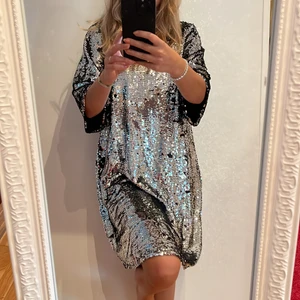 Paljettklänning  - En rak paljettklänning från Ellos. Storlek 38 men man kan klä upp den med boots eller klackar! 