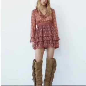 Zara volang klänning - Säljer min slutsålda volang klänning från zara sol Tyvär inte kommer till användning💞