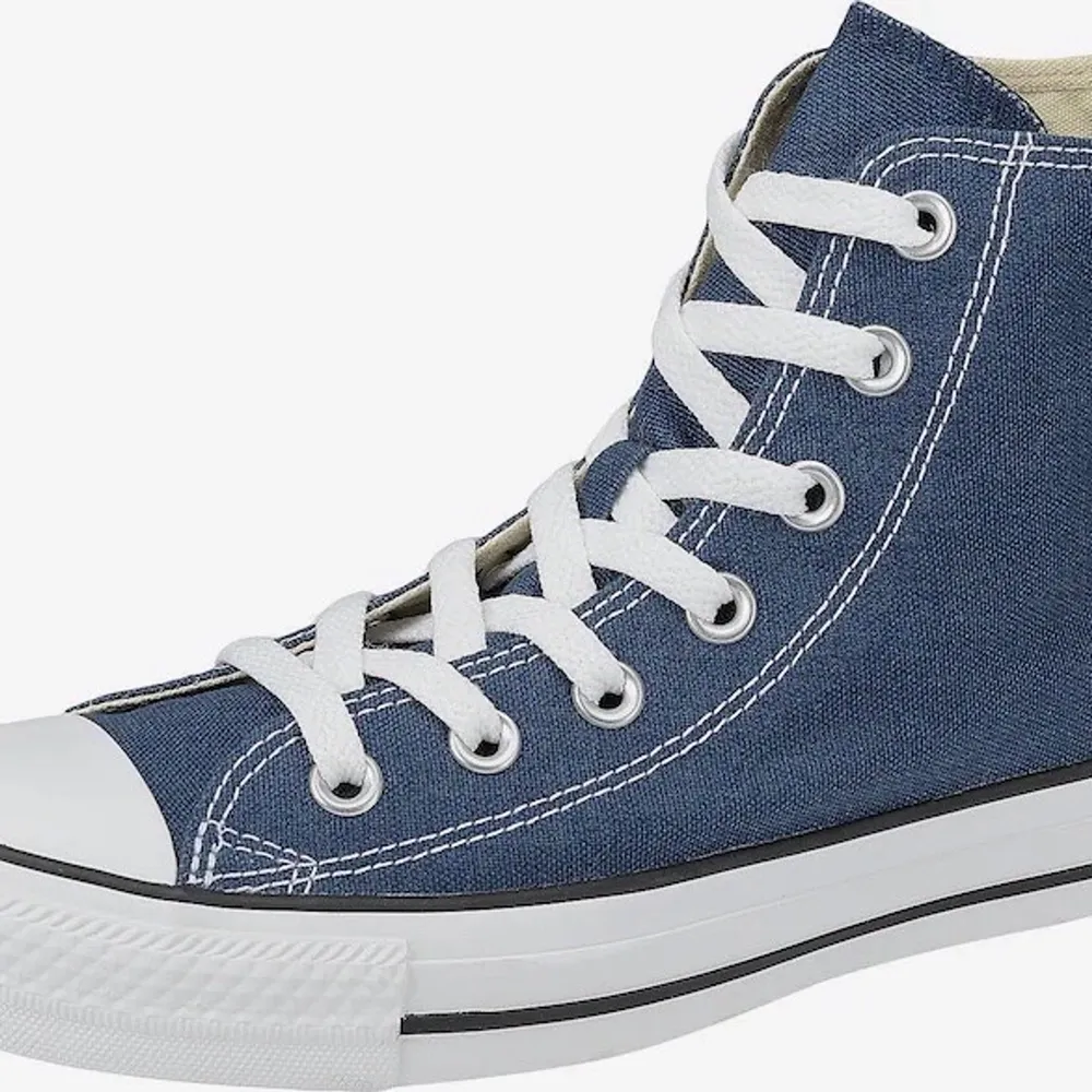 Säljer dessa fina blåa converse, pga att de blivit får små. Superfina och passar till lite allt möjligt . Skor.