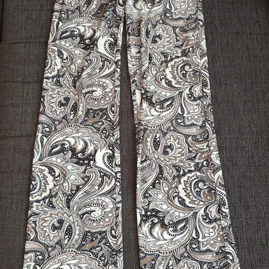 Häftiga utsvängda byxor 