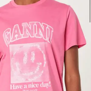 Säljer denna super fina Ganni t-shirt strl M, köpt för 849 säljer för 450+ frakt pris kan diskuteras vid snabb affär