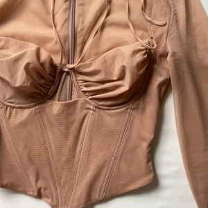 Mistress Rocks top S - Beige topp med korsett och långa armar. Endast använd en gång. Skick som ny. 