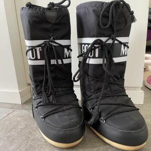 Höga moonboots - Snygga svarta moonboots i fint skick! Storlek 35-38 och passar mig perfekt som har 38-39. Supersköna och varma! kan mötas upp i Stockholm eller frakta mot fraktkostnad💘