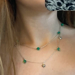 Halsband - Handgjort halsband med kedja som är öppningsbart.💕 Gröngula melerade pärlor och små silvriga hjärtan💕  Står ej för postens slarv.  Köparen står för frakten (spårbart minst 29kr)💕 
