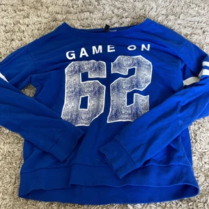 Top, ifrån H&M, storlek xs - Den passar mig perfekt jag är en 12 åring flicka den sitter som en smäck på mig den passar säkert någon som har s också den är ifrån H&M och är i ett bra skick