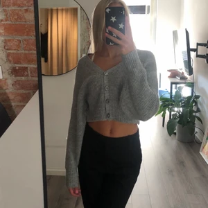 Kofta - Grå lite kortare kofta Endast använd en gång☺️ 